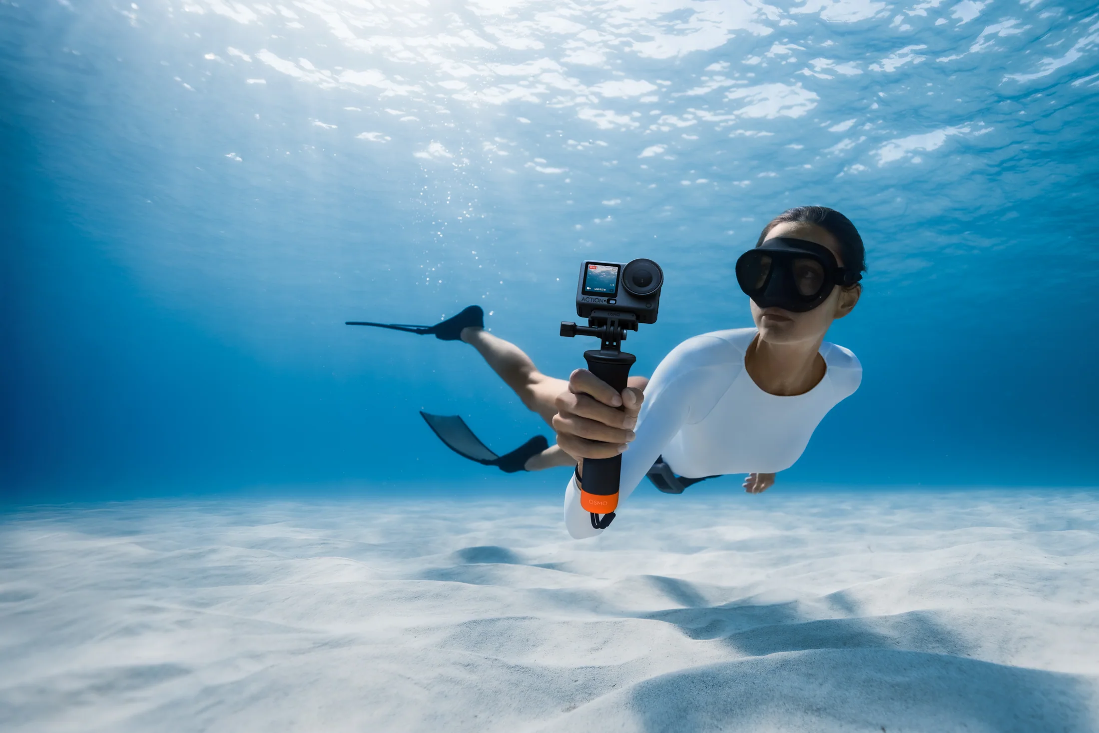 Diver using Osmo Action 6 underwater