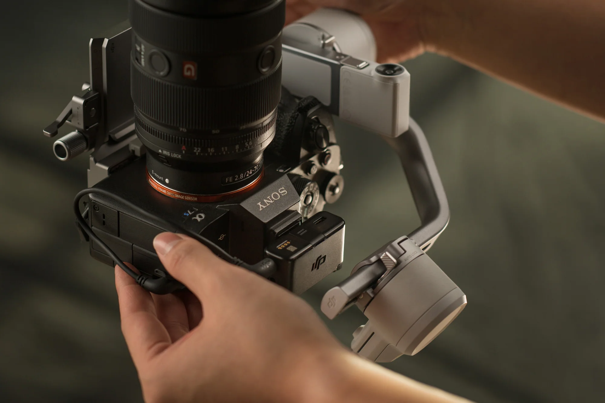 A full-frame camera, 24-70 mm lens, and microphone balanced on DJI RS 4 Mini