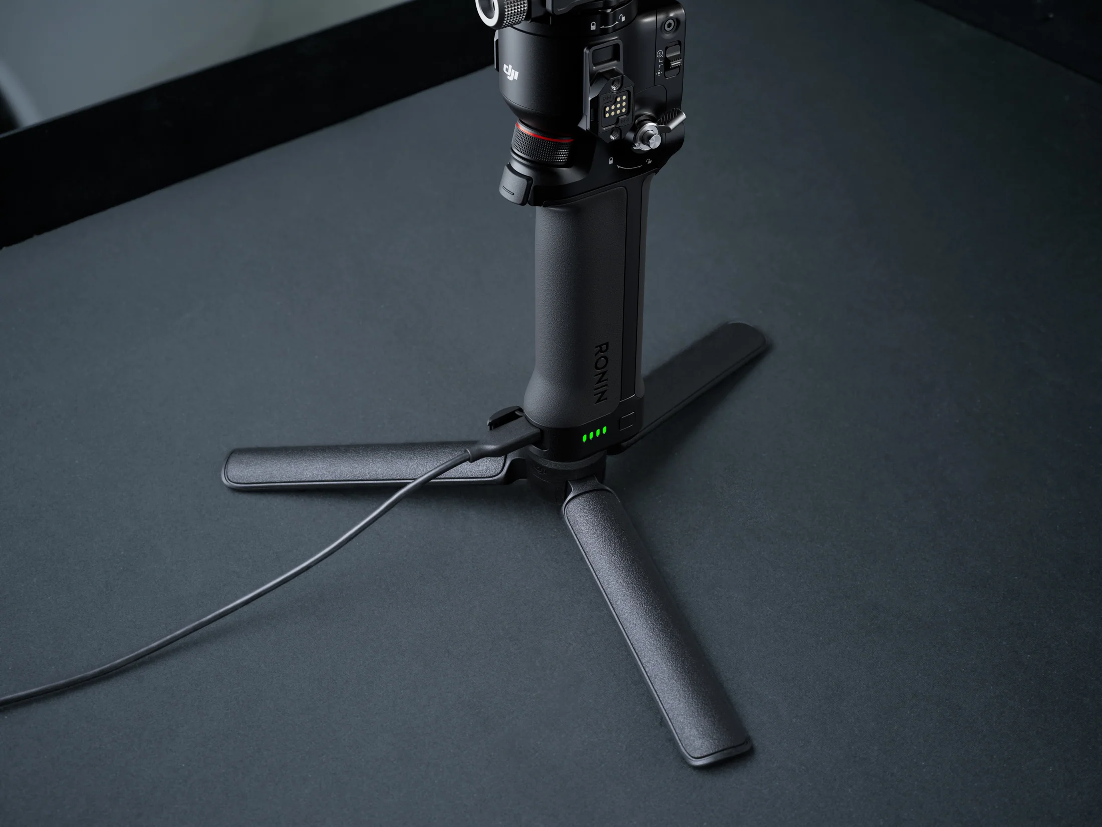 DJI RS BG33 Battery Grip charging